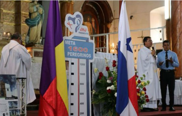 Se observa la bandera panameñista cerca del altar en la Iglesia de Santa Ana.
