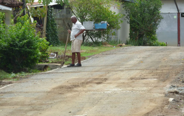 Los moradores aseguran que la construcción de las carreteras han causado las inundaciones. Foto/Thays Domínguez