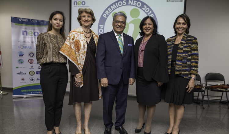 1.  Denise Bonome, Mercedes Eleta de Brenes, Orlando Allard, Marcela Paredes y Zuleika de Plazaola.