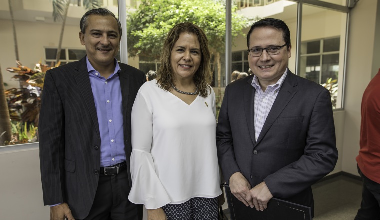 3.  Elías González, Carmen de Broce y  Ricardo González. 