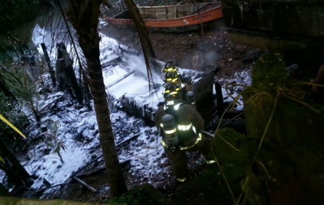 Los bomberos, en sus labores. Foto: Mayra Madrid. 