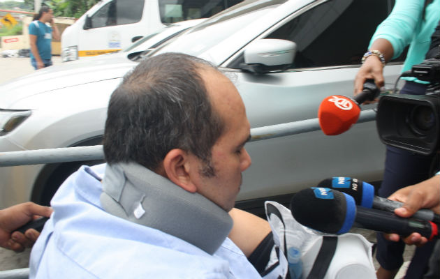 El médico se presentó en silla de ruedas y cuello ortopédico. Foto: Eric A. Montenegro.