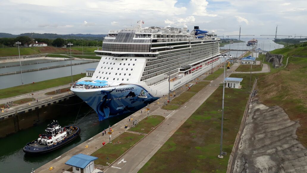 Vista del Neorwegian Bliss desde el Centro de Visitantes de Agua Clara. Foto:@CanaldePanama