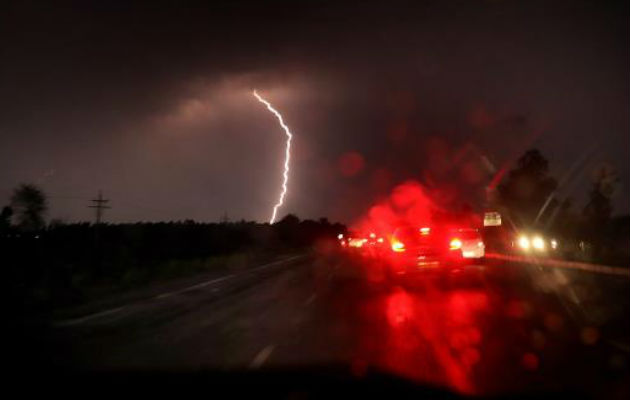 Un coche frena al caer un rayo a las afueras de nueva Delhi. Foto: EFE