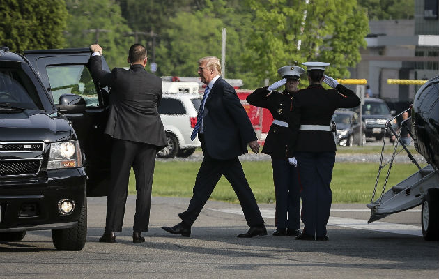 El presidente Donald Trump, visitó a la primera dama luego de su operación. FOTO/AP