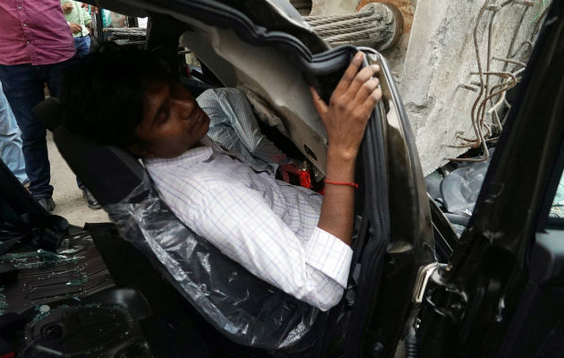 Un hombre atrapado en su vehículo tras el colapso. Foto: EFE  