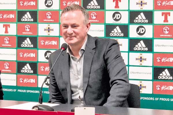 Michael O'Neill fue tentado por equipos de la liga inglesa, pero prefirió su continuidad en la selección de Irlanda del Norte.