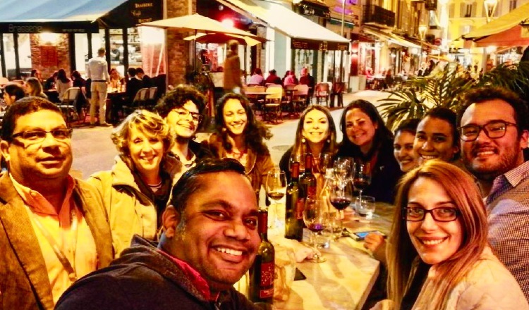 Delegación panameña compartiendo durante una cena en Cannes. CORTESÍA