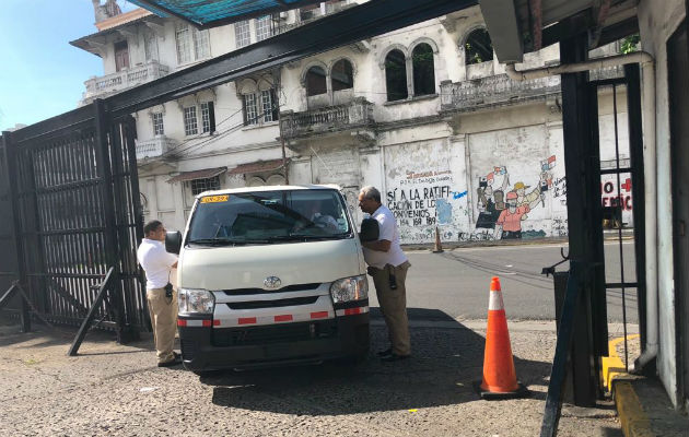 Auditores llegando a la Asamblea Nacional. 