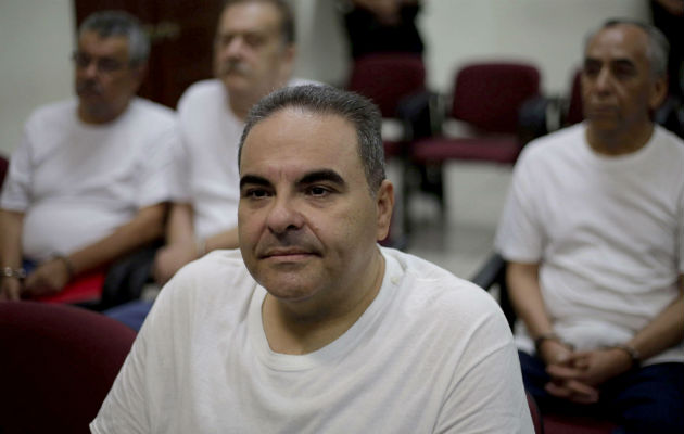 El expresidente salvadoreño Elías Antonio Saca (i) acude a un centro judicial. FOTO/EFE