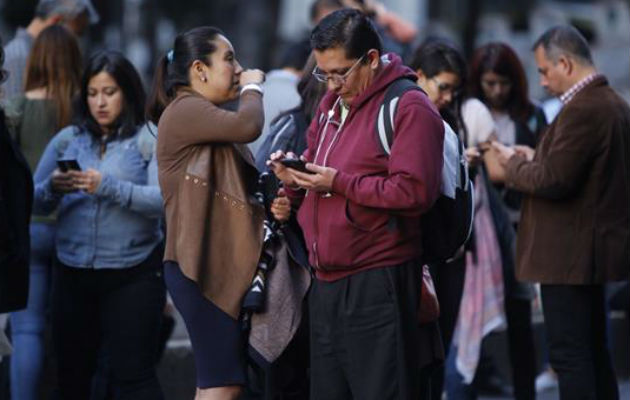 Las personas trataban de comunicarse. Foto: EFE 