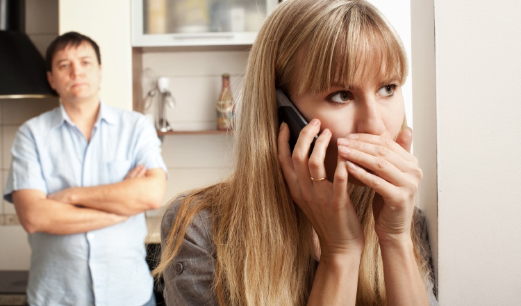 La mujer está a la par o es mas discreta que el hombre