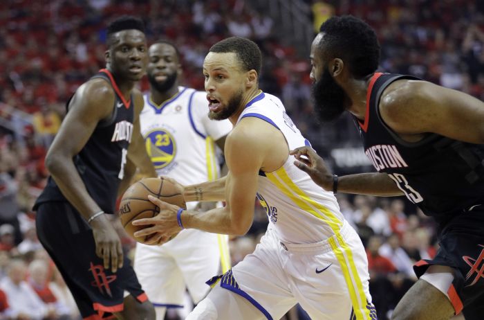 Stephen Curry estuvo bien custodiado. Foto AP