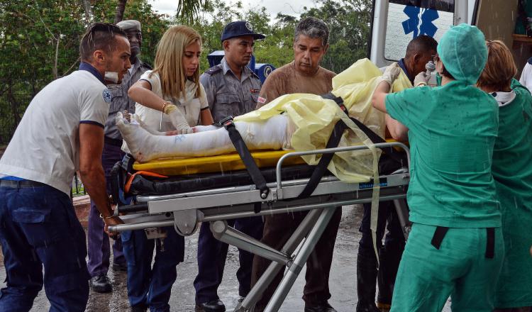 Una sobreviviente del avión que se estrelló ayer es transportada hacia el hospital Calixto García de La Habana (Cuba).  EFE