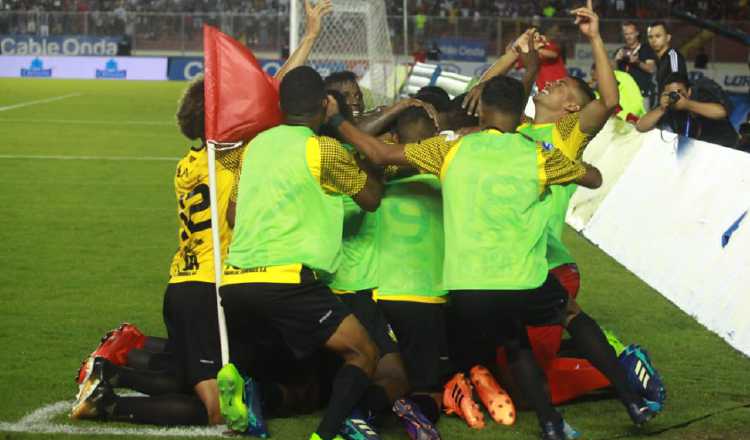 Lágrimas y sonrisas afloraron en la emotiva celebración del CAI, tras ganar el trofeo del Torneo Clausura de la Liga Panameña de Fútbol. /Foto Anayansi Gamez