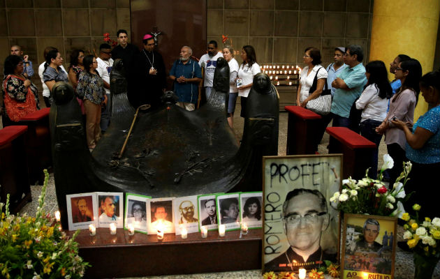 Feligreses salvadoreños participan en vigilia ante la tumba del beato Óscar Arnulfo Romero. FOTO/EFE