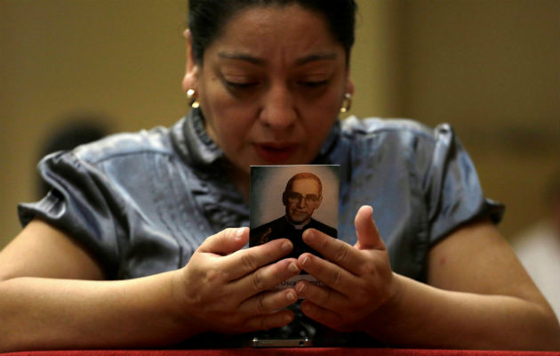 Rezan durante una vigilia por Óscar Arnulfo Romero. FOTO/EFE