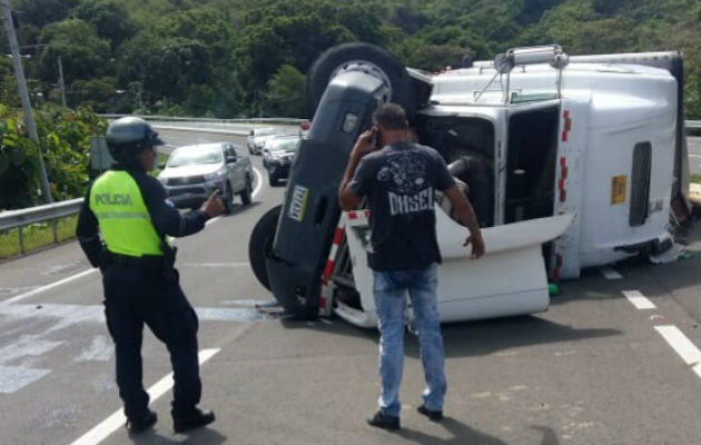 El accidente provocó congestionamiento vehicular en la vía Interamericana en dirección hacia el distrito de Santiago por varias horas hasta sacar a la mula de la carretera. Foto/José Manuel Adames