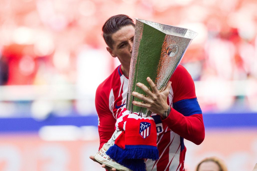 Fernando Torres y la copa de la Liga de Europa que ganaron el miércoles / EFE