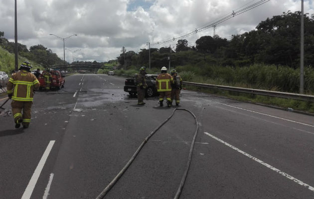 Hombre resulta herido al volcarse e incendiarse su auto a la altura de Bique