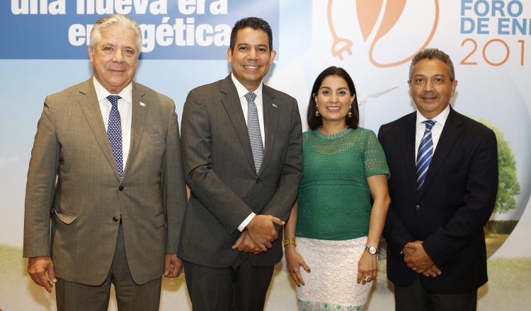 1. Fernando Aramburú Porras, Héctor Cotes, María Karina Pinzón y Humberto González.