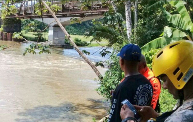 Personal de socorro observa desde donde se lanzó el sujeto. Foto: Mayra Madrid. 