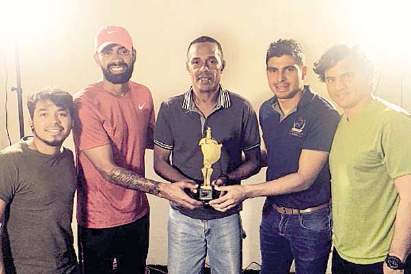 Protagonistas y equipo de ‘La fuerza del balón’.