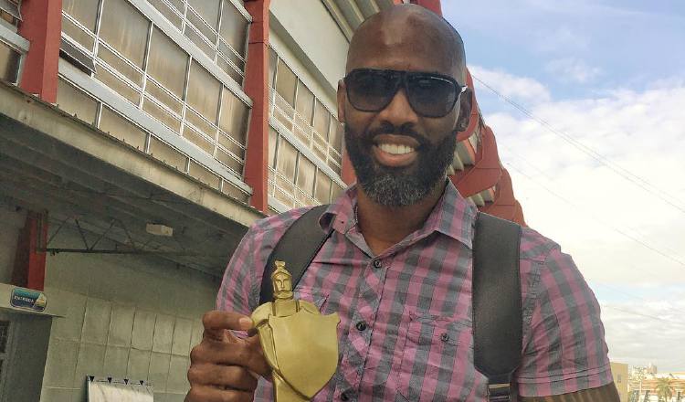 Futbolista Felipe Baloy, junto al galardón que recibió el documental.