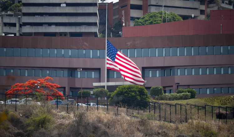 Vista externa de la Embajada de Estados Unidos en Caracas.  Nicolás Maduro declaró 