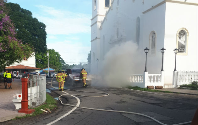 Los bomberos piden a los conductores verificar con un mecánico los carros de segunda. Foto: Elena Valdez.