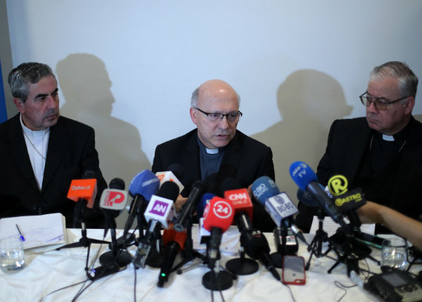 Obispos chilenos ofrecen una conferencia de prensa y son sorprendidos por una medida papal. FOTO/EFE