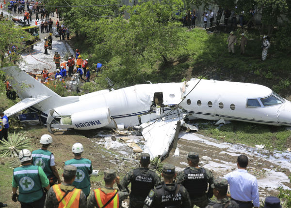 Autoridades trabajan en el sector donde se accidentó un avión jet ejecutivo con matrícula de Estados Unidos. FOTO/EFE