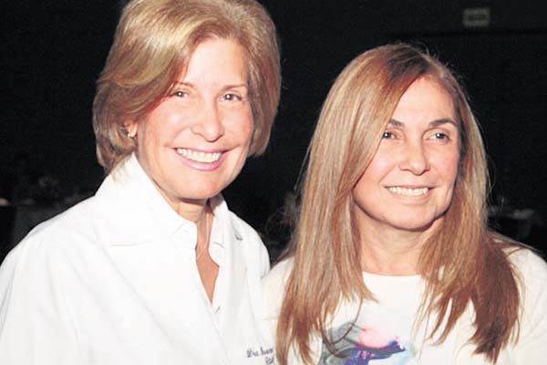 6. Ivonne de Martinelli y Débora Arosemena.