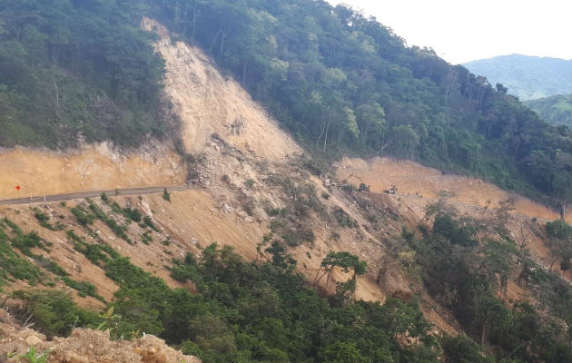 Vista del área del derrumbe que obstruye la vía. Foto: Elena Valdez. 