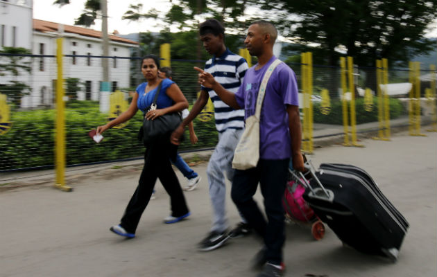 Venezolanos cruzan la frontera en busca de mejores oportunidades. FOTO/EFE