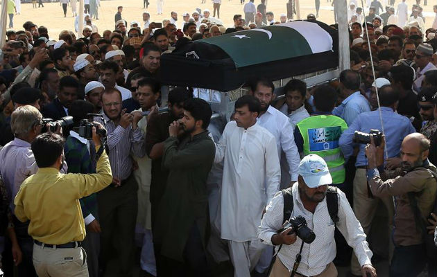 Varios familiares asistieron al funeral. Foto: EFE  