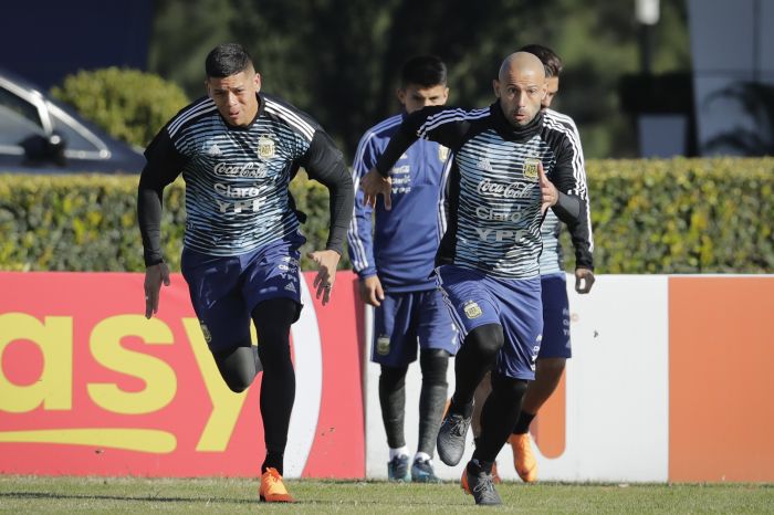 Marcos Rojo y Javier Mascherano, entrenamiento de la selección Argentina de fútbol. Foto AP