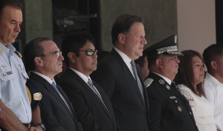 Rolando "Picuiro" López, junto al presidente Varela; el ministro de Seguridad, Alexis Bethancourt, y el director de la Policía Nacional, Omar Pinzón. /Foto Víctor Arosemena