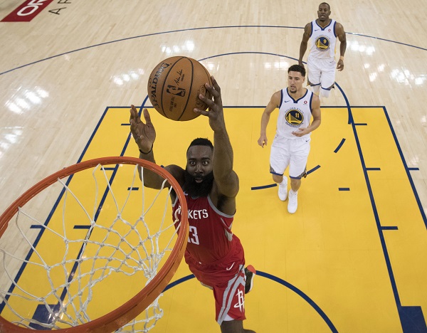 Tanto James como Harden, aún están luchando por llegar a las finales de la NBA. EFE