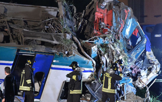 Bomberos y efectivos de los equipos de rescate trabajan en el lugar. Foto: EFE