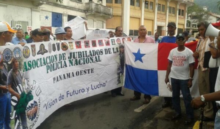 Protesta frente a la Asamblea.