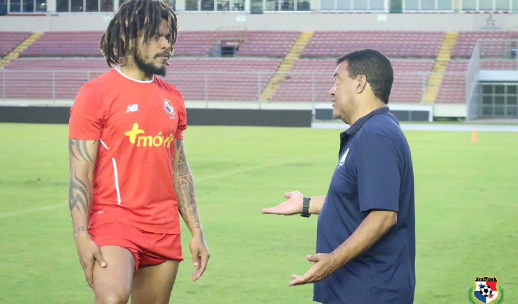 Román Torres inauguró su academia de fútbol y luego se dirigió al estadio Rommel Fernández. Twitter