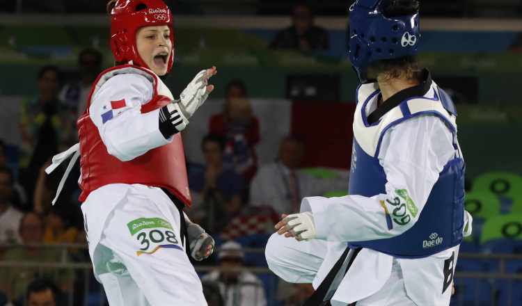 Carolena Carstens (rojo) y Raheleh Asemani (azul) durante el combate en la categoría menos de 57 kg en las Olimpiadas de Río 2016. Archivo