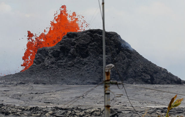 La lava del volcán Kilauea, sigue tomando terreno. FOTO/AP