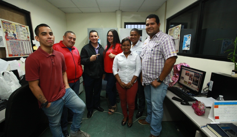 La diputada (c.) durante su visita a la redacción de Pasión Mundialista. /Foto Anayansi Gamez