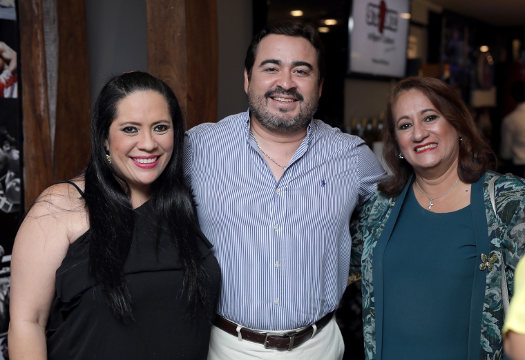 5. Jazmín de Morales, Alfonso Morales y Aracelis de Leguísamo.