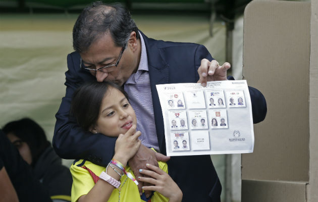 El candidato presidencial Gustavo Petro le da un beso a su hija Antonella. FOTO/AP