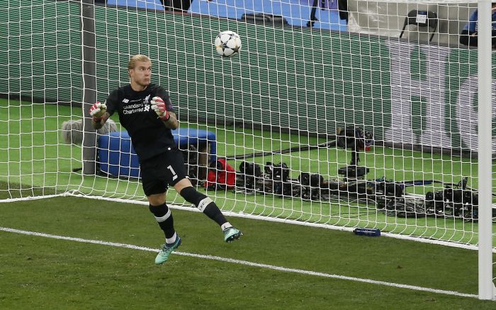 Loris Karius cometió dos errores ante Real Madrid. Foto AP