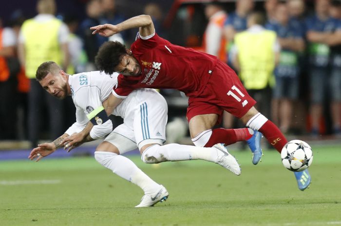 Salah cae con Sergio Ramos. Foto AP
