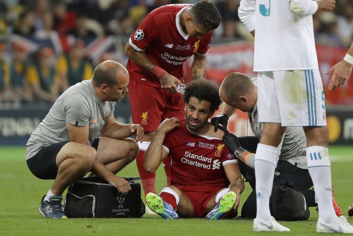 Mo Salah es atendido en el césped. Foto AP